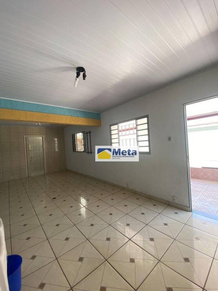 Casa à venda com 3 quartos, 218m² - Foto 1