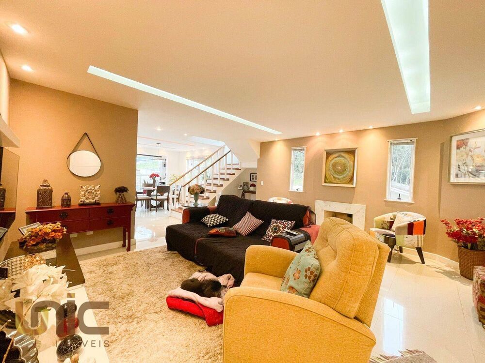 Casa de Condomínio à venda com 3 quartos, 310m² - Foto 1