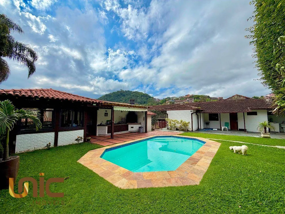 Casa, 4 quartos, 230 m² - Foto 1