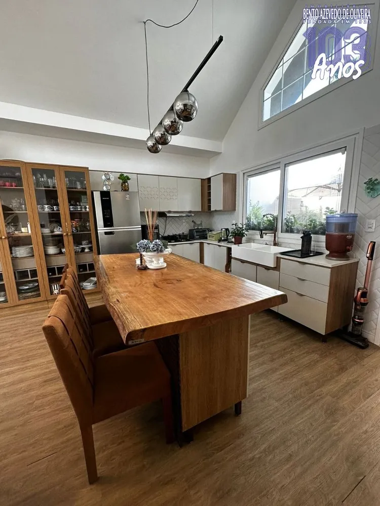 Casa, 3 quartos, 241 m² - Foto 1