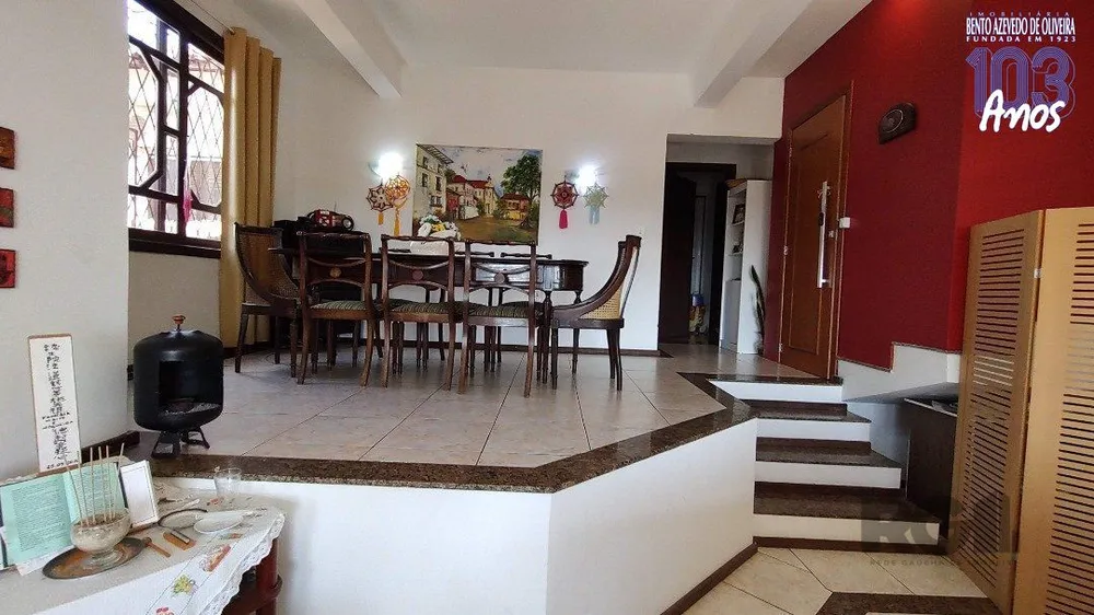 Casa, 5 quartos, 236 m² - Foto 1