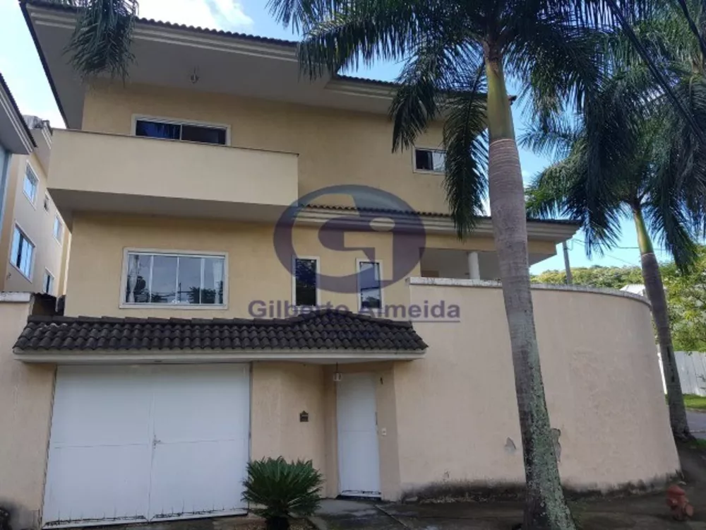 Casa à venda com 4 quartos, 210m² - Foto 1