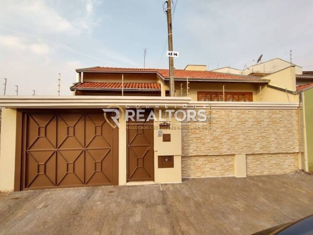 Casa à venda com 3 quartos, 230m² - Foto 1