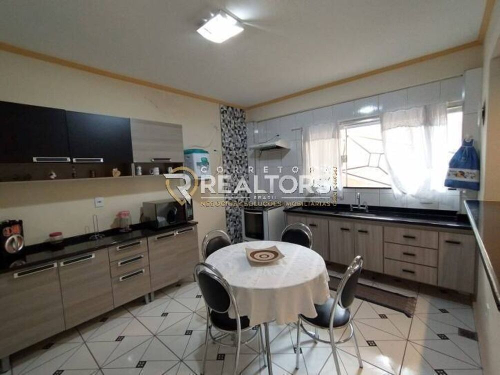 Casa à venda com 3 quartos, 230m² - Foto 2