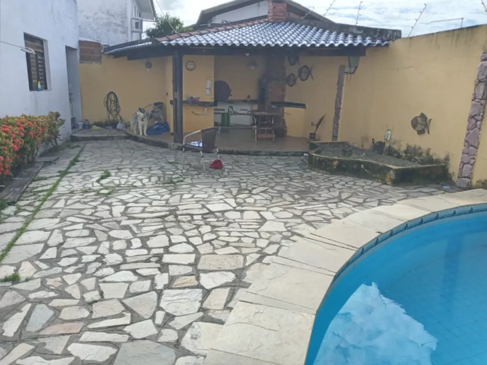 Casa à venda com 8 quartos, 300m² - Foto 2