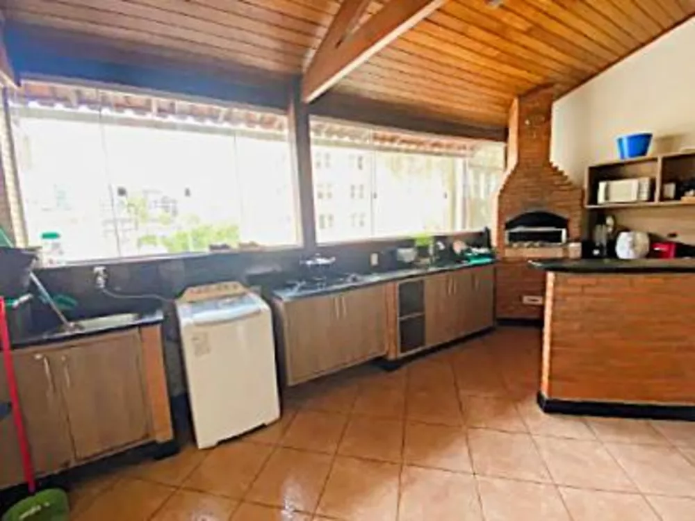 Casa à venda com 3 quartos, 300m² - Foto 2