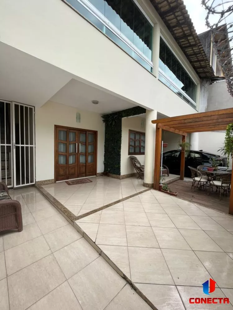 Casa à venda com 3 quartos, 300m² - Foto 2