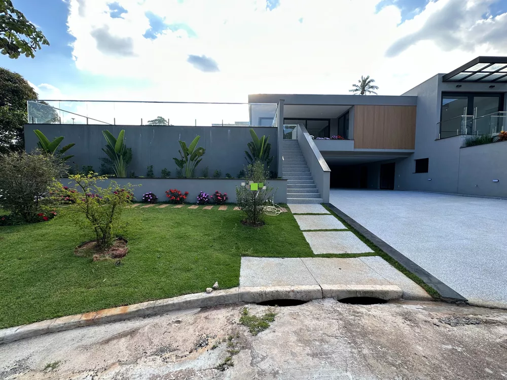 Casa à venda com 3 quartos, 600m² - Foto 1