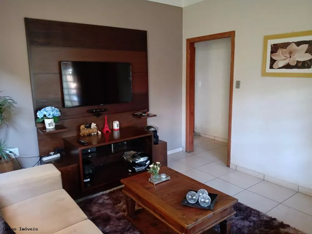 Casa à venda com 3 quartos, 250m² - Foto 2