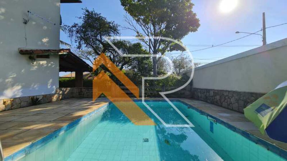 Casa à venda com 4 quartos, 251m² - Foto 1