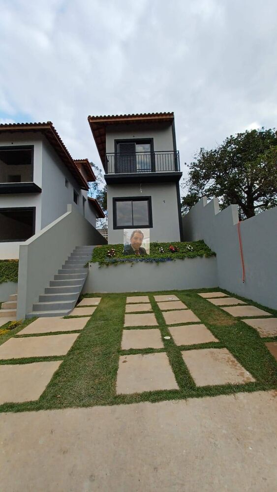 Casa à venda com 3 quartos, 89m² - Foto 1