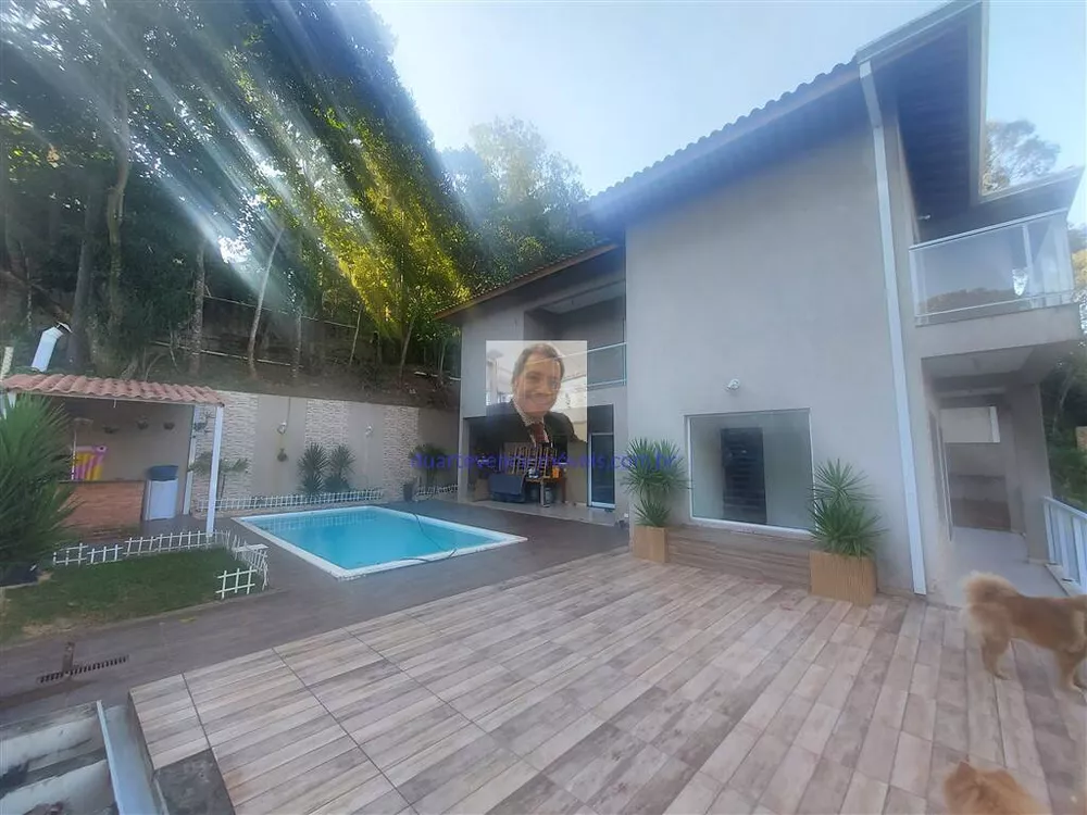 Casa à venda com 3 quartos, 212m² - Foto 1