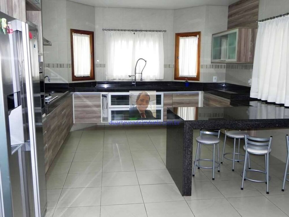 Casa à venda e aluguel com 5 quartos, 890m² - Foto 1