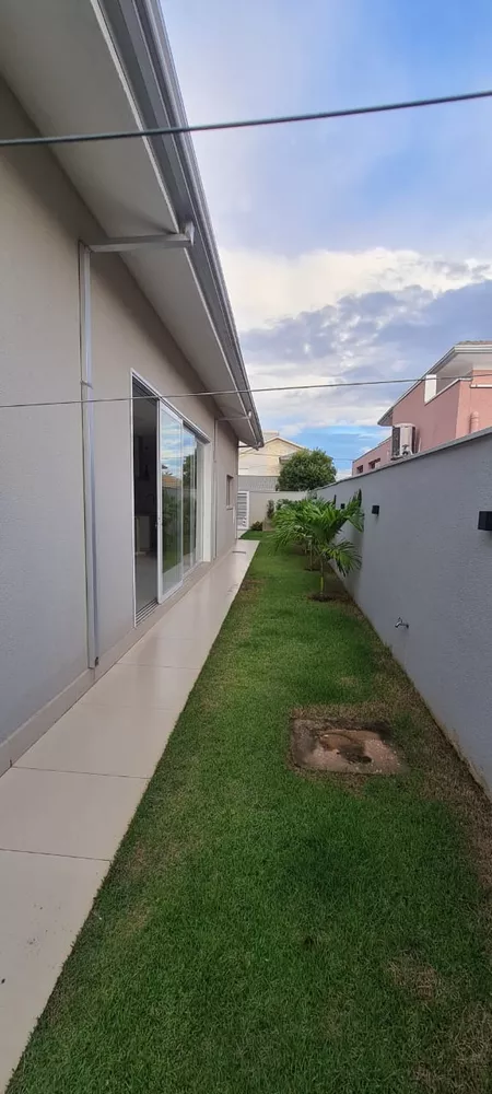 Casa de Condomínio à venda com 4 quartos, 270m² - Foto 1