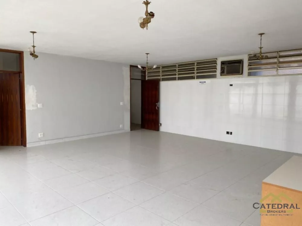 Casa à venda com 3 quartos, 800m² - Foto 4