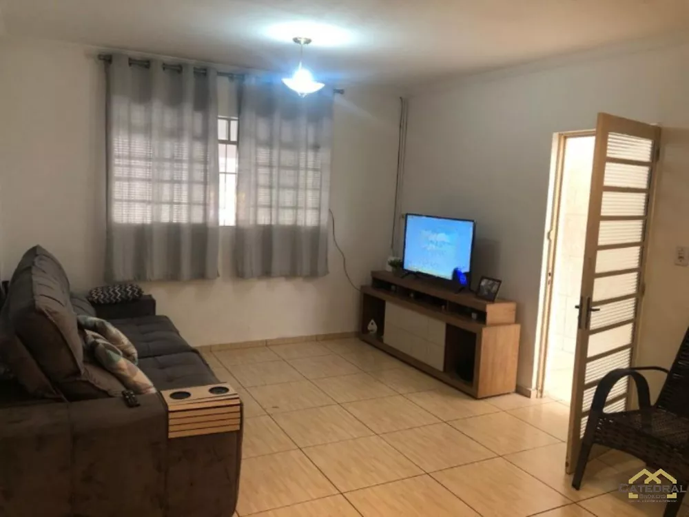 Casa à venda com 2 quartos, 156m² - Foto 1