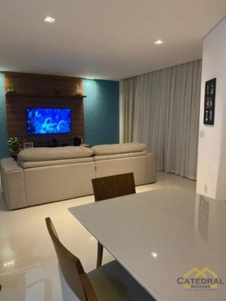 Casa à venda com 3 quartos, 262m² - Foto 1