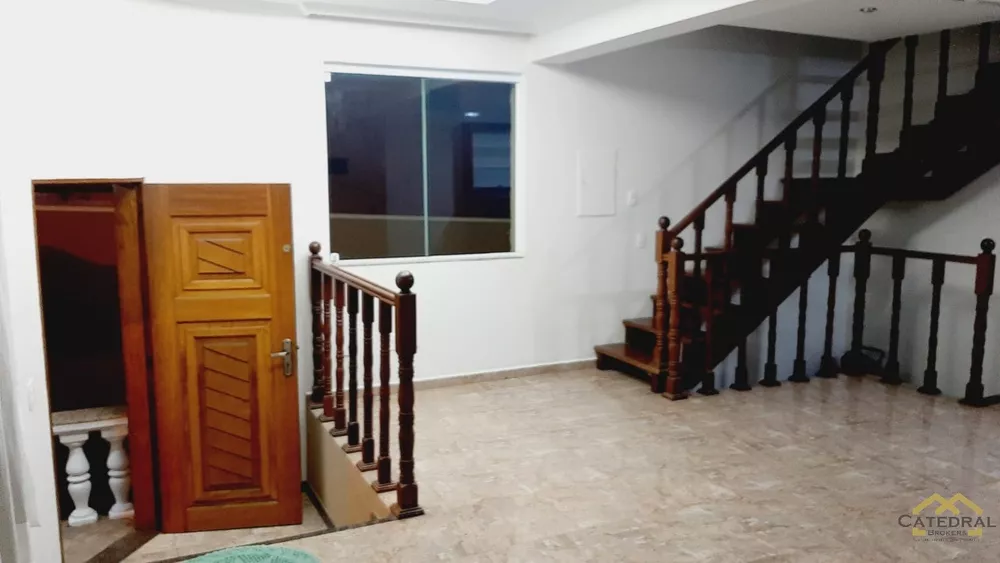 Sobrado à venda com 3 quartos, 243m² - Foto 1