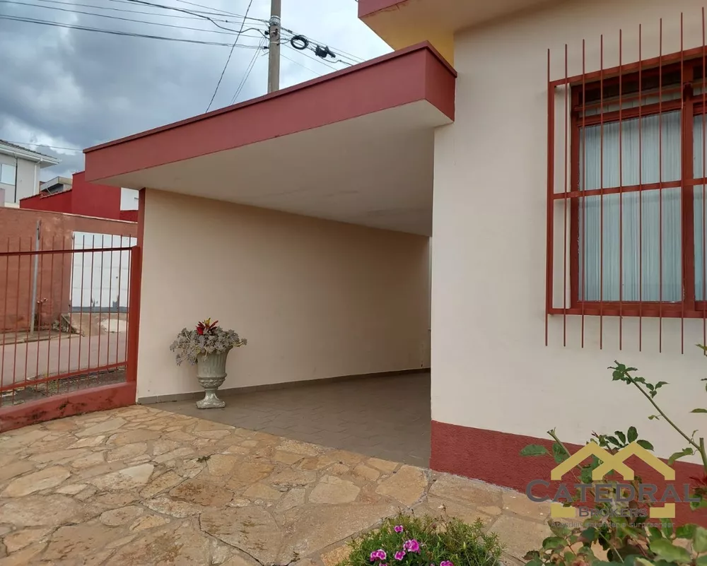 Casa à venda com 3 quartos, 345m² - Foto 1