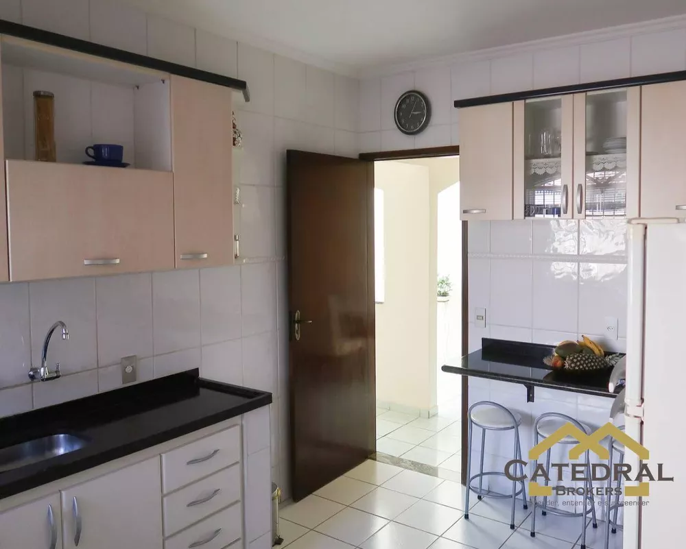 Casa para alugar com 4 quartos, 232m² - Foto 6