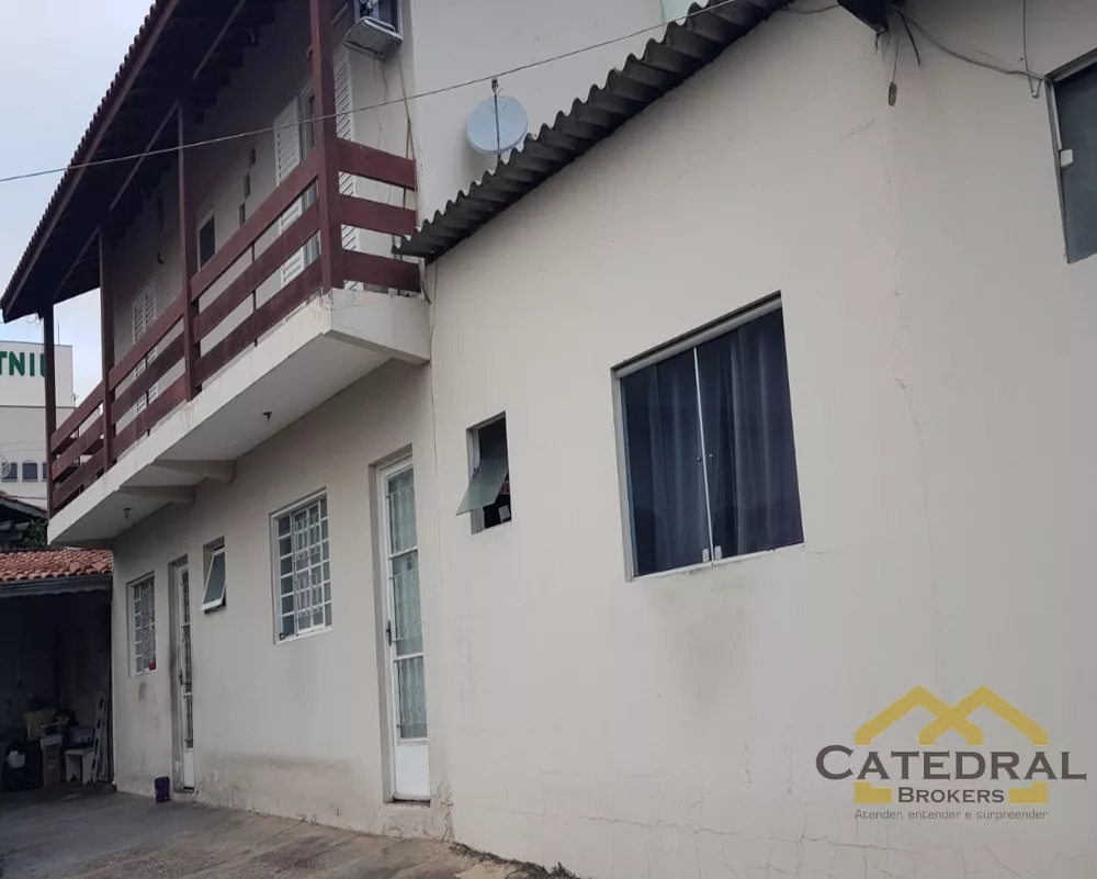 Casa à venda com 6 quartos, 213m² - Foto 1