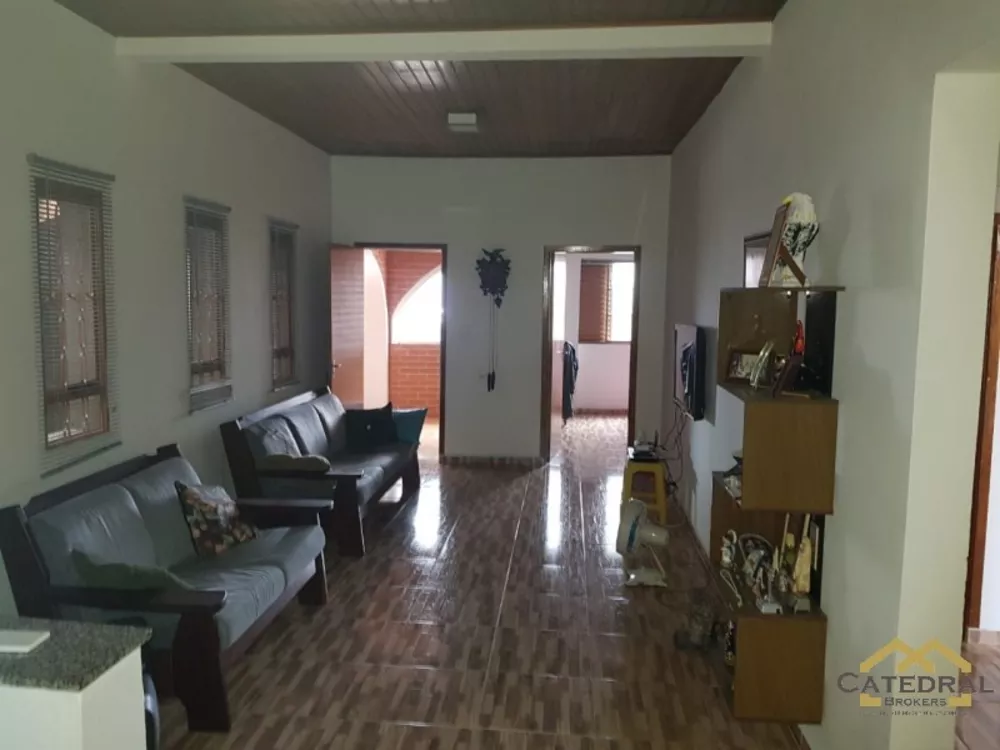 Casa à venda com 3 quartos, 600m² - Foto 2