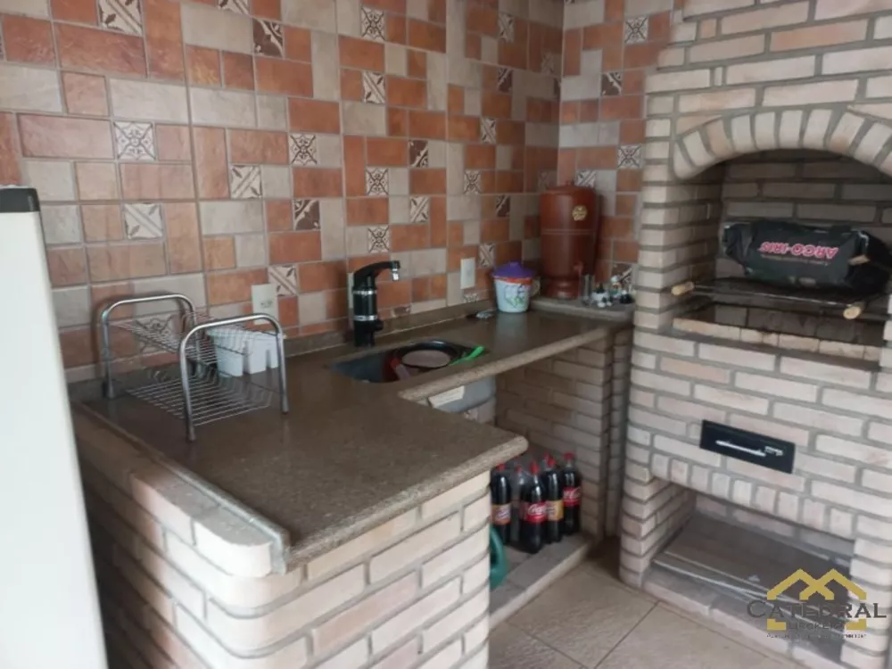 Casa à venda com 3 quartos, 250m² - Foto 1