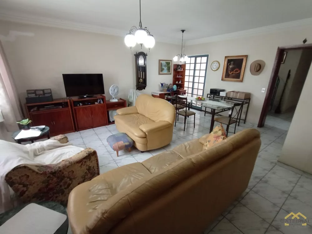 Casa à venda com 3 quartos, 209m² - Foto 1