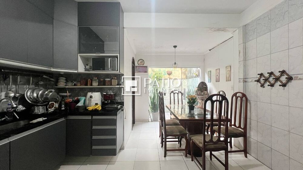Casa à venda com 3 quartos, 235m² - Foto 1