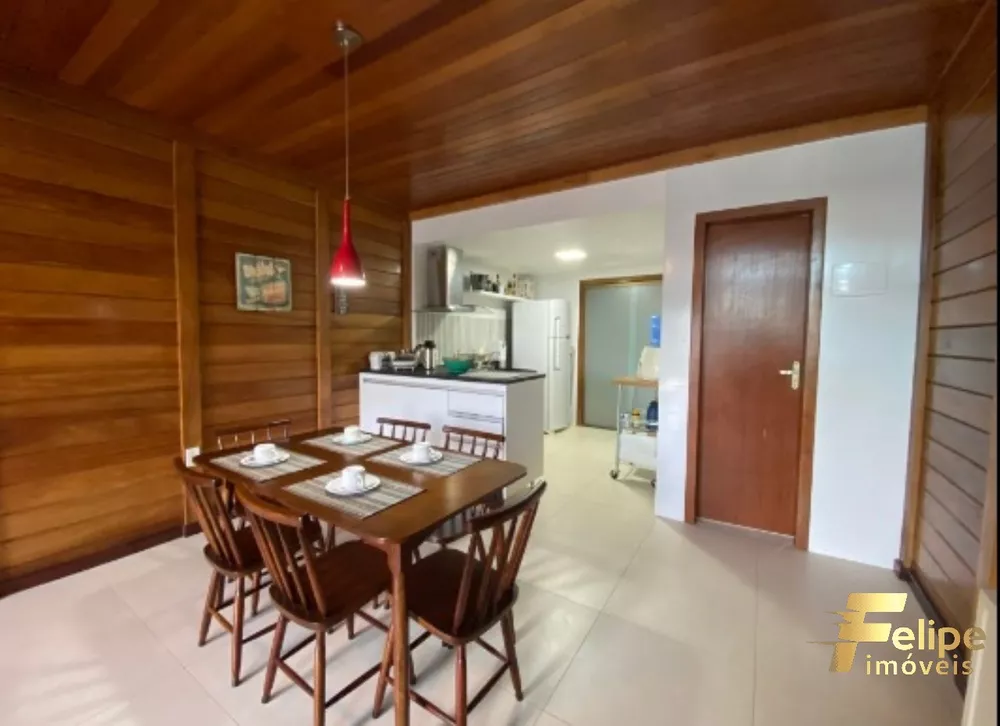 Casa à venda com 8 quartos, 300m² - Foto 2