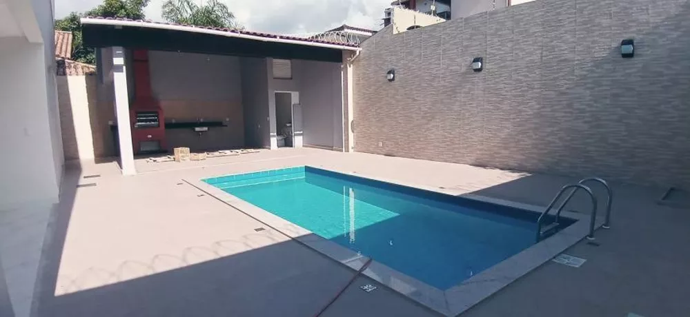 Casa à venda com 3 quartos, 300m² - Foto 2