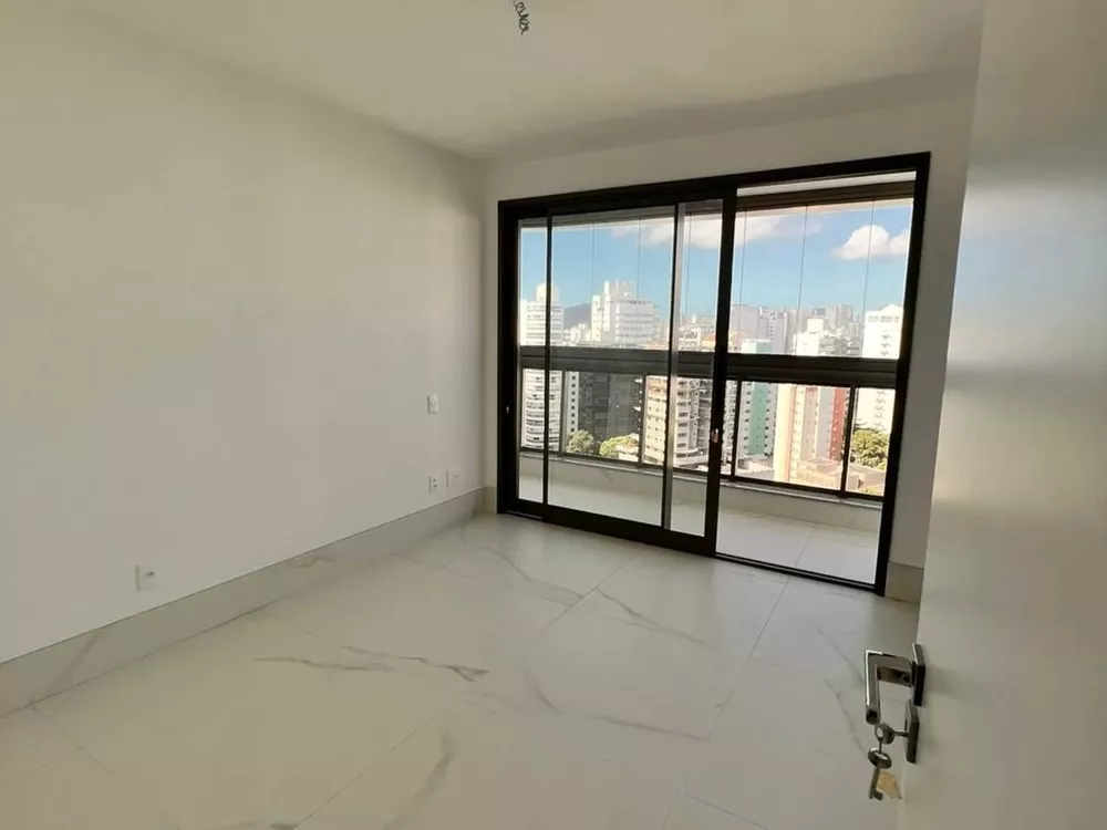 Apartamento à venda com 4 quartos, 226m² - Foto 2