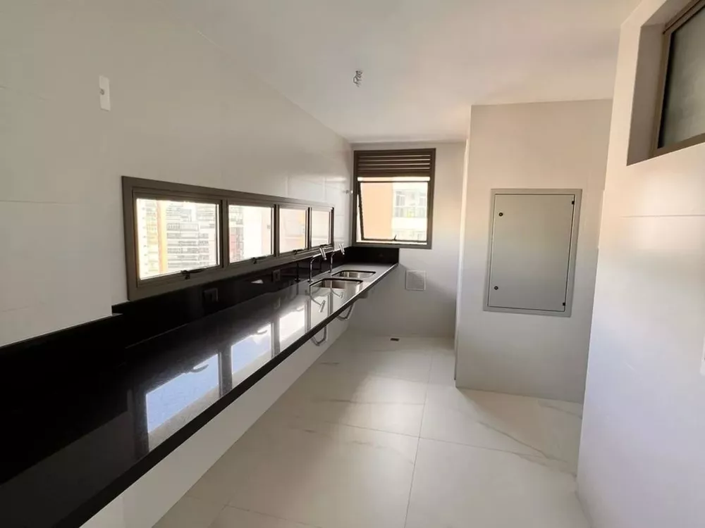 Apartamento à venda com 4 quartos, 226m² - Foto 3