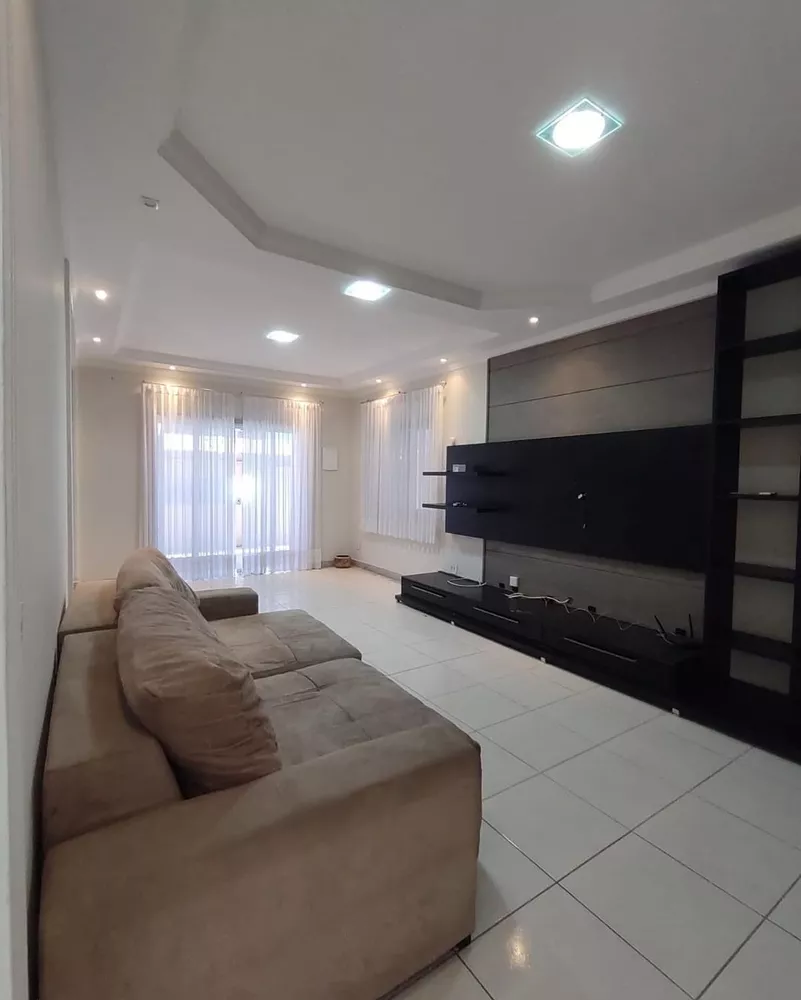 Casa à venda com 7 quartos, 250m² - Foto 3