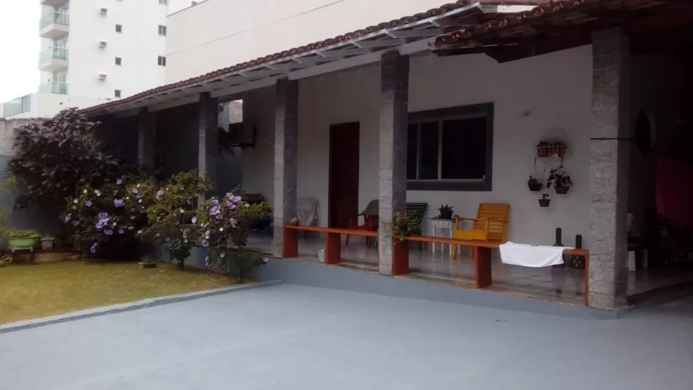 Casa à venda com 4 quartos, 230m² - Foto 1