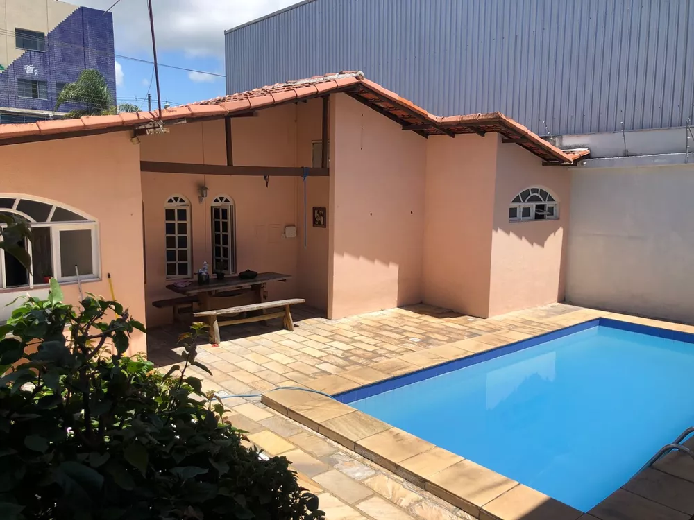 Casa à venda com 3 quartos, 300m² - Foto 1