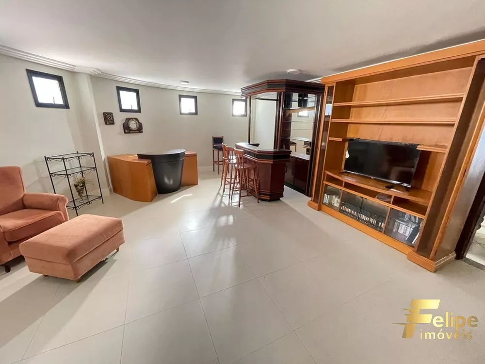 Casa à venda com 8 quartos, 500m² - Foto 3