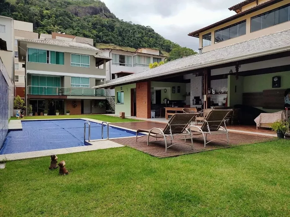 Casa à venda com 6 quartos, 600m² - Foto 1