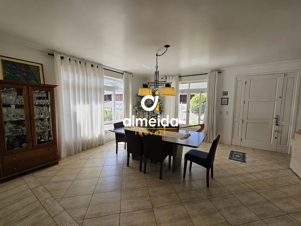 Casa, 4 quartos, 260 m² - Foto 1