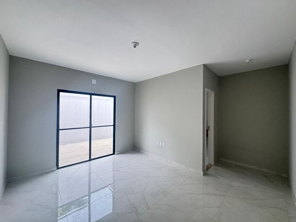 Casa à venda com 3 quartos, 107m² - Foto 1