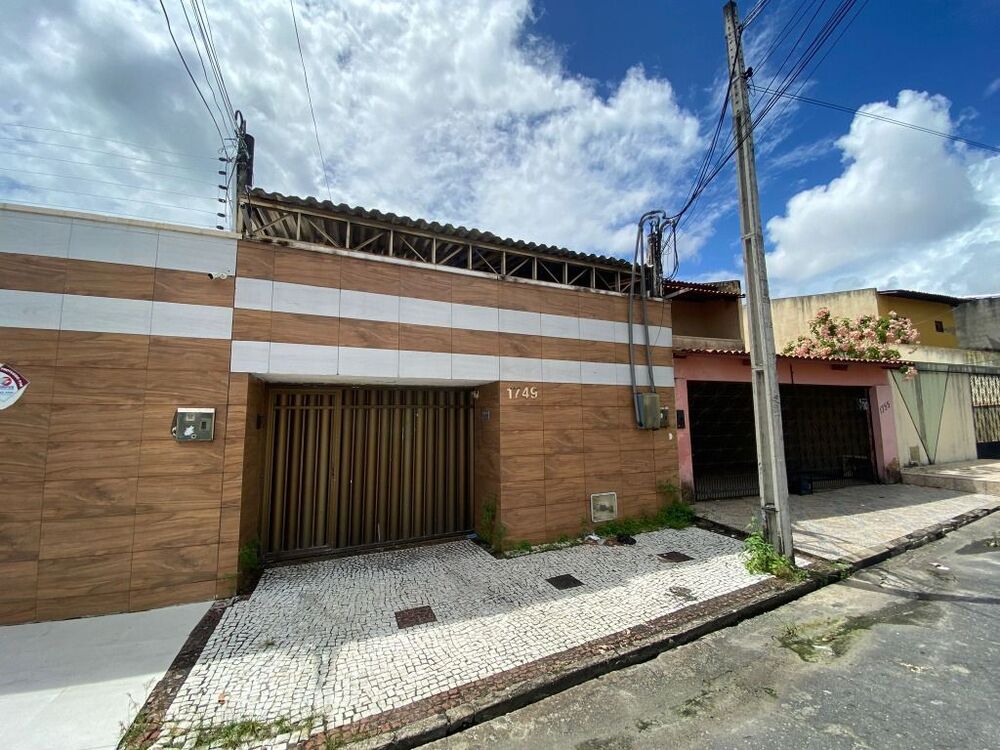 Casa à venda com 7 quartos, 150m² - Foto 1