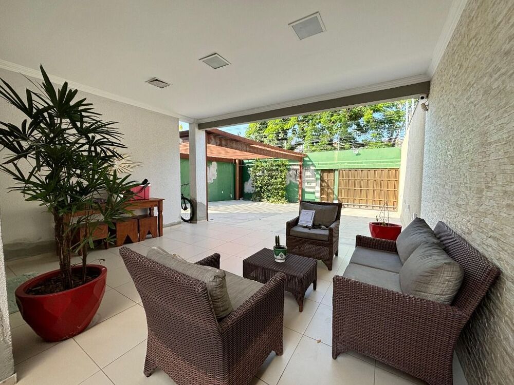 Casa para alugar com 4 quartos, 300m² - Foto 1