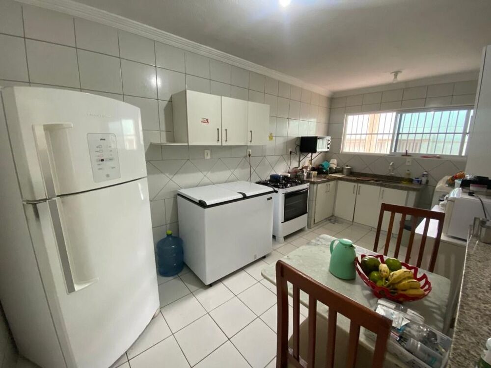 Casa à venda e aluguel com 5 quartos, 240m² - Foto 1