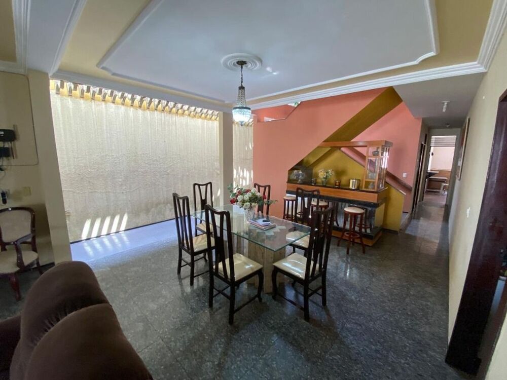 Casa para alugar com 6 quartos, 480m² - Foto 1