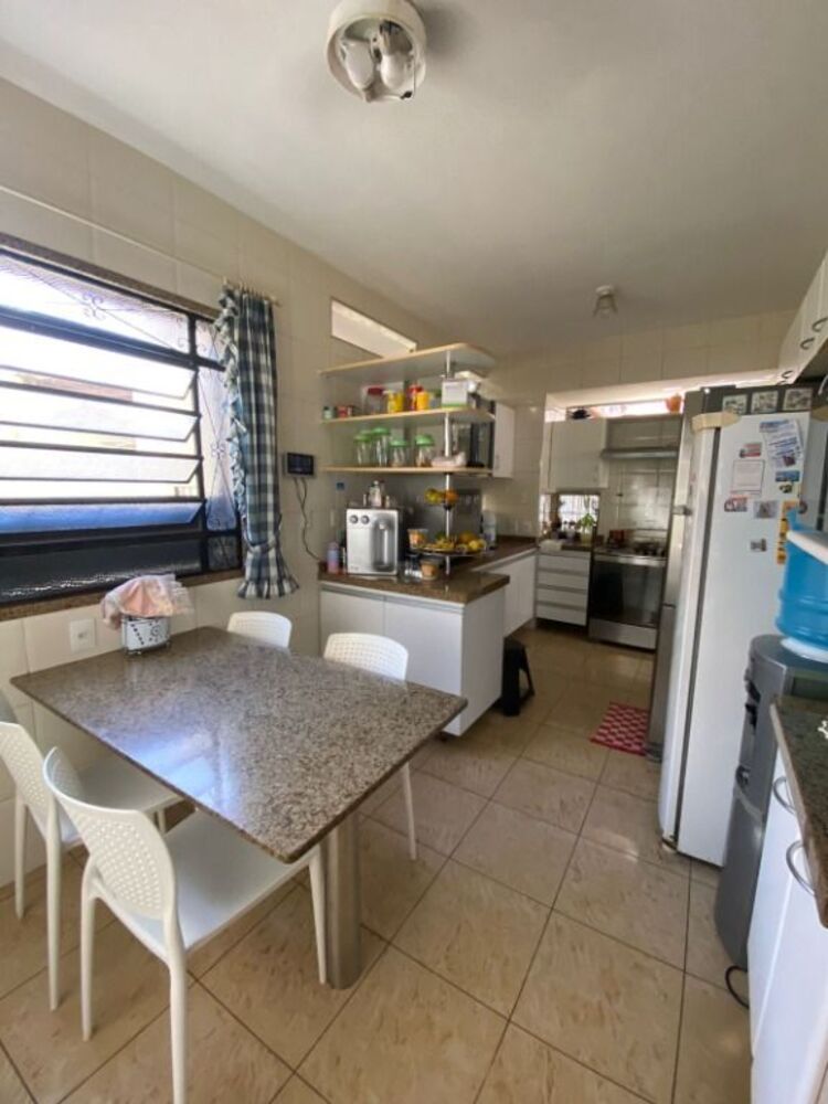 Casa à venda com 4 quartos, 300m² - Foto 4