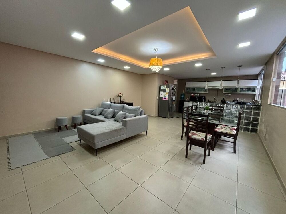 Casa à venda com 4 quartos, 260m² - Foto 1