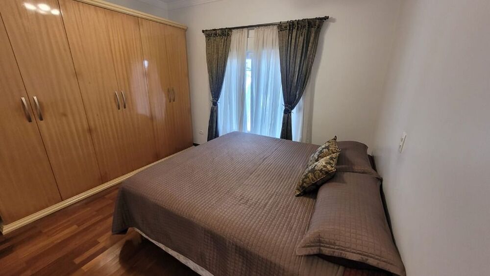 Casa de Condomínio à venda com 4 quartos, 328m² - Foto 2