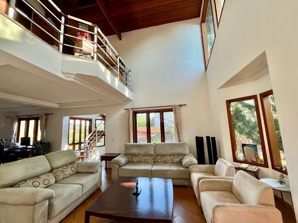 Casa de Condomínio à venda com 4 quartos, 240m² - Foto 1