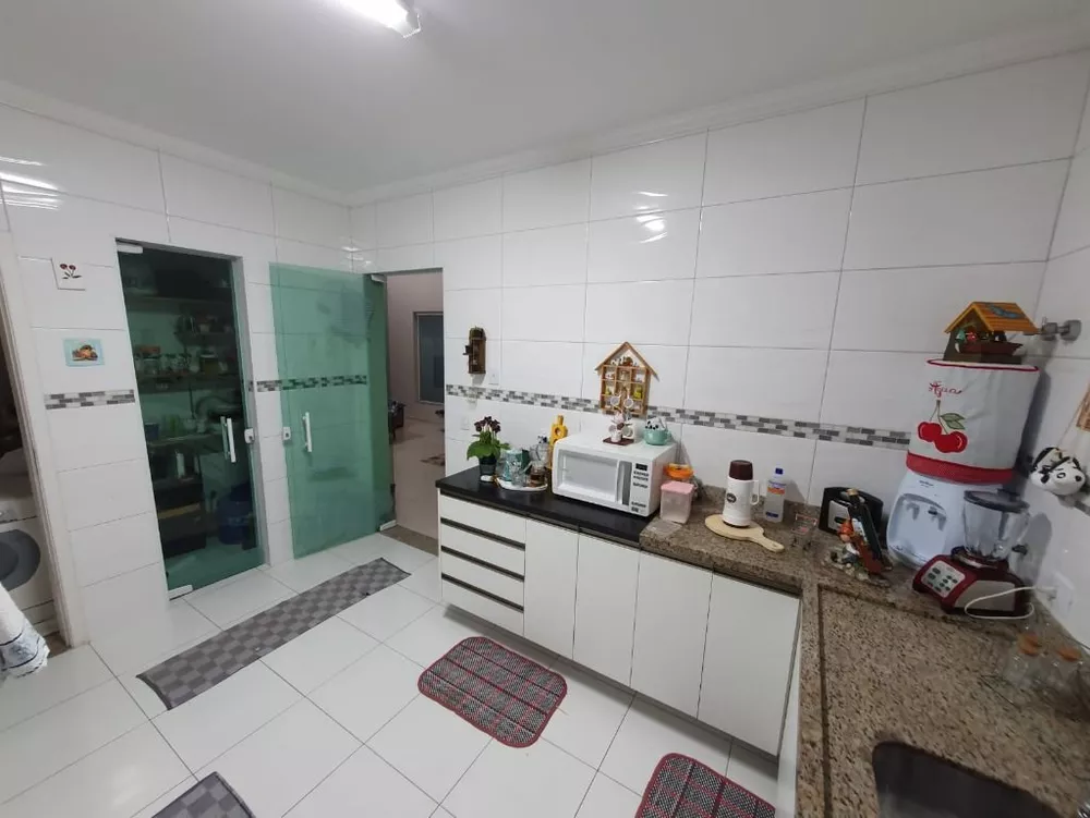 Casa de Condomínio à venda com 4 quartos, 225m² - Foto 4