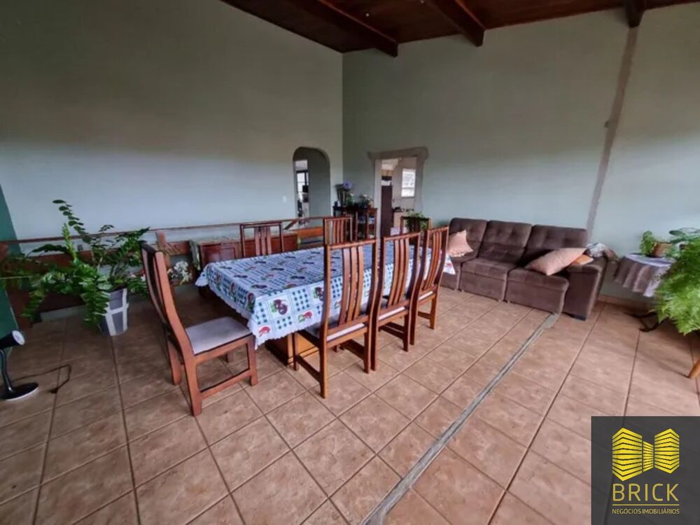 Casa à venda com 3 quartos, 238m² - Foto 1